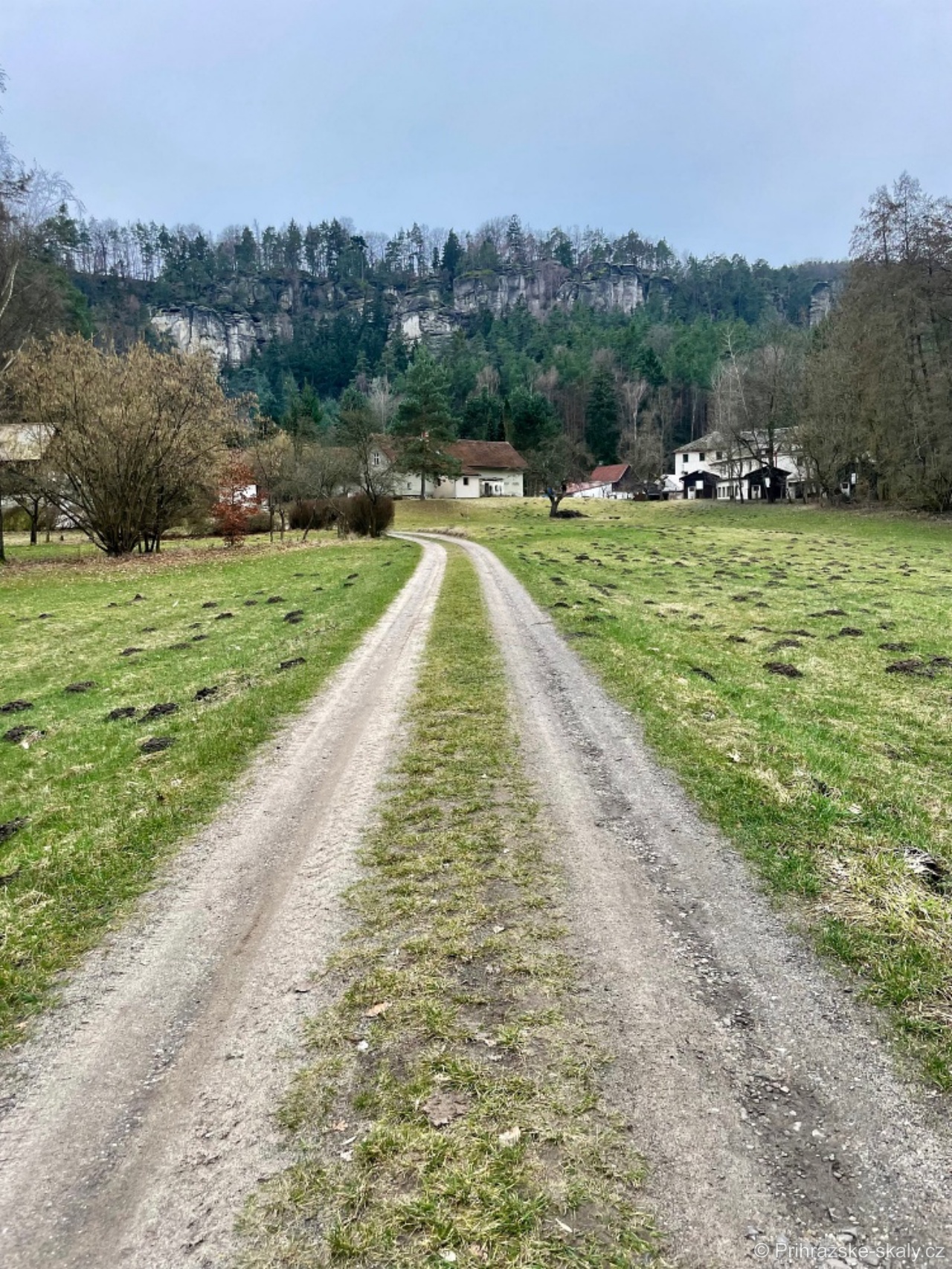 Cesta od autokempu ke skalám