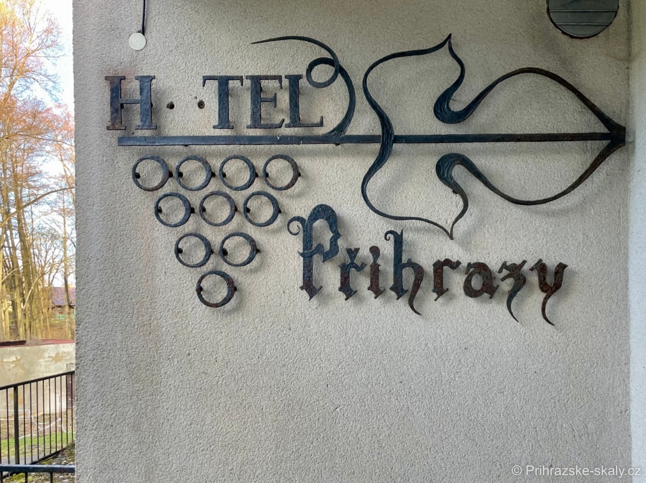 Zašlá sláva vinárny hotelu Příhrazy