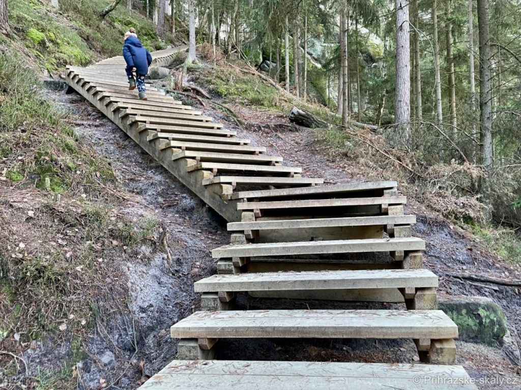 Po nových příhrazských schodech